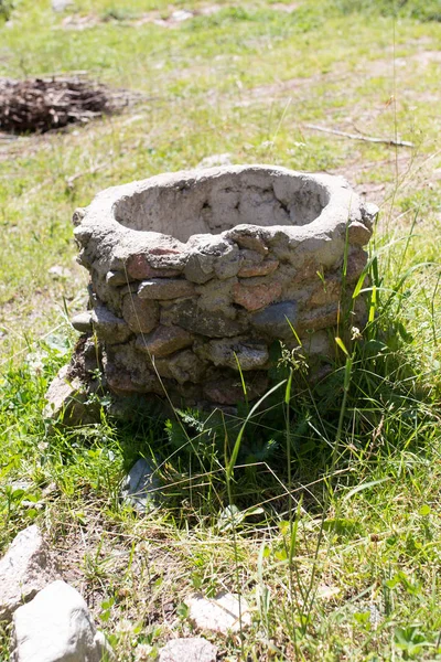 Grande vaso di pietre in natura — Foto Stock