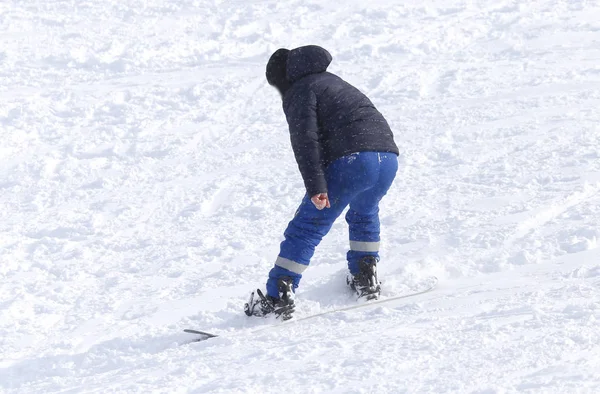 Gente haciendo snowboard en la nieve — Foto de Stock