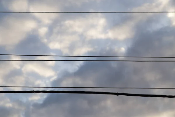 Cables eléctricos en el amanecer del sol — Foto de Stock