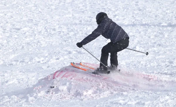 Karda Kayak kişi — Stok fotoğraf