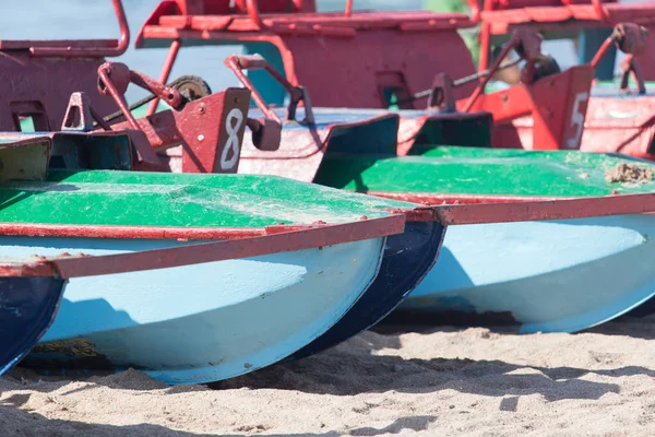 Catamaran zeilen op het meer — Stockfoto