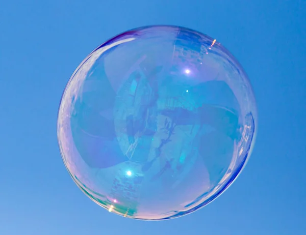 Bublina na modré obloze — Stock fotografie