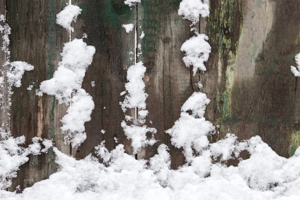 Schnee am Holzzaun als Kulisse — Stockfoto