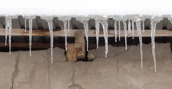 Buz sarkıtları kış niteliğine — Stok fotoğraf