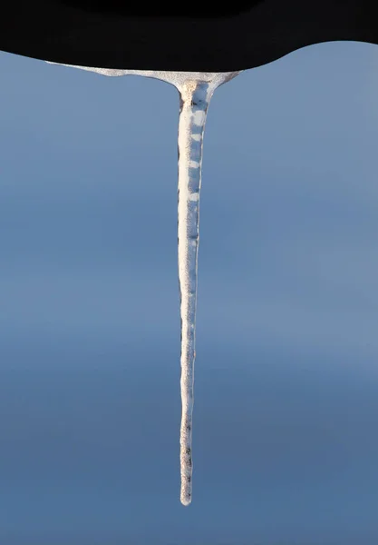 Vinter istappar på solen gryningen — Stockfoto