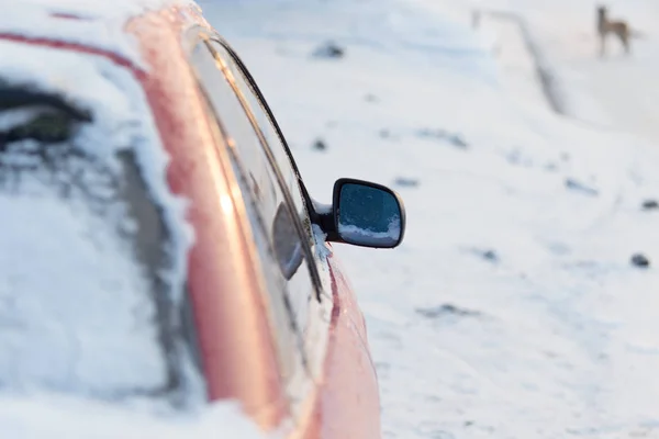 Nieve de invierno en los coches — Foto de Stock