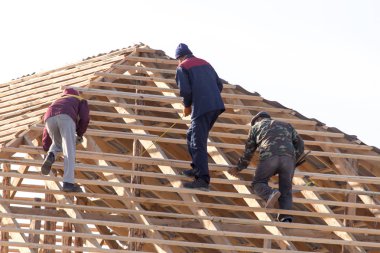 işçilerin çatıda çalışma