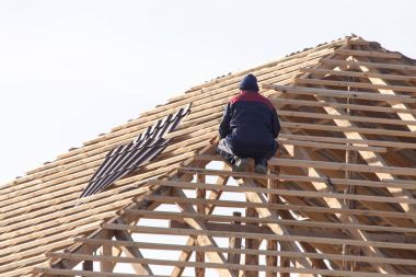 işçilerin çatıda çalışma