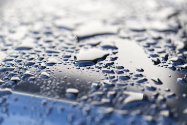 karanlık bir araba su damlaları