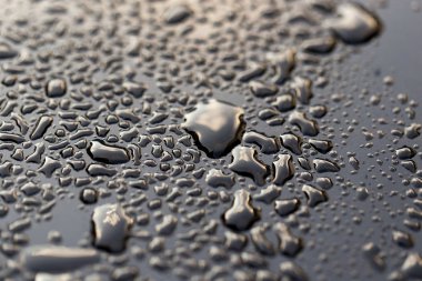 karanlık bir araba su damlaları