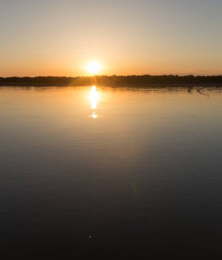 güzel bir gün batımı Nehri üzerinde
