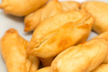 bir tavada kızarmış kek