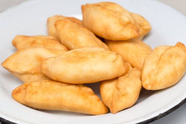 bir tavada kızarmış kek