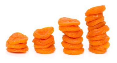 Beyaz arka planda kurumuş kayısılar.