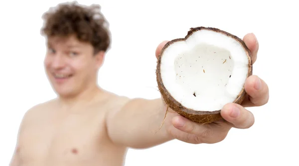 Coco em uma mão de homem sobre um fundo branco — Fotografia de Stock