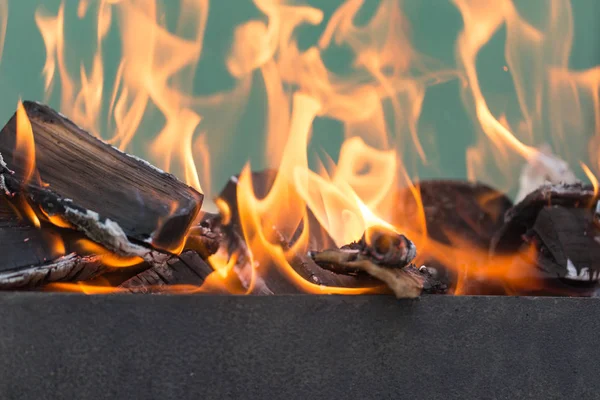 Vlammen van brand als de achtergrond — Stockfoto