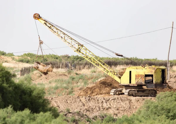 Excavator digging a big bucket — Stock Photo, Image