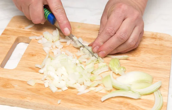 Cook hackad lök i styrelsen — Stockfoto