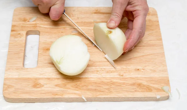 Cuocere la cipolla tritata sulla tavola — Foto Stock