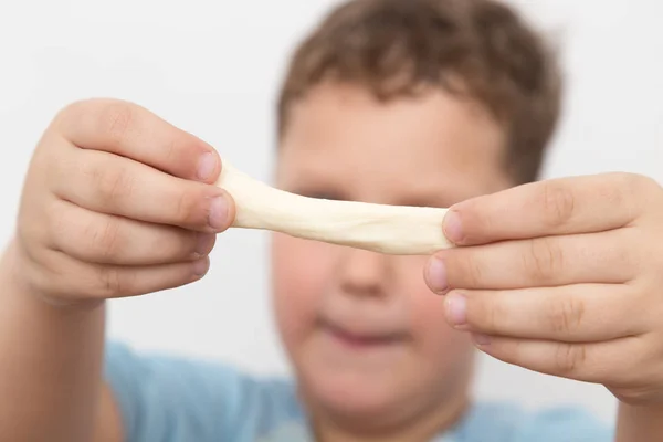 Menino com as mãos na massa — Fotografia de Stock