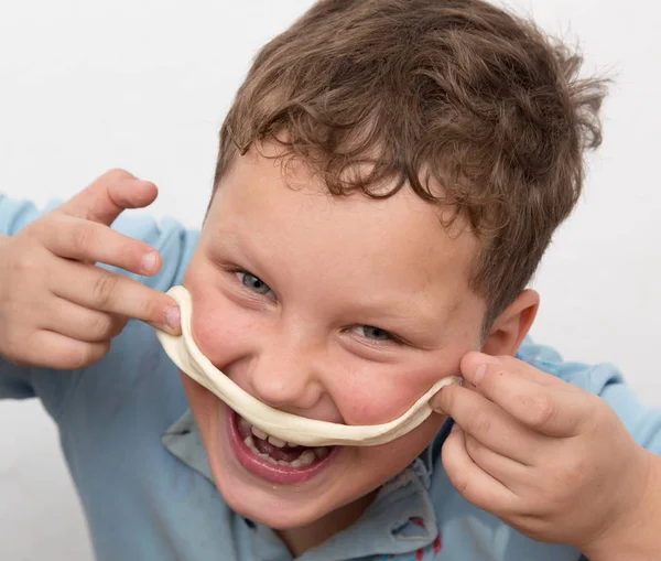 Menino brincando com massa — Fotografia de Stock