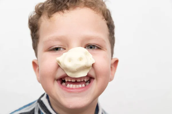 Menino com um teste no nariz — Fotografia de Stock