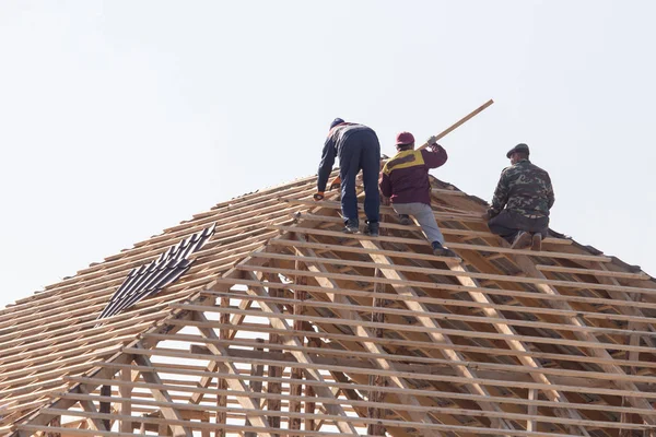 Рабочие, работающие на крыше — стоковое фото
