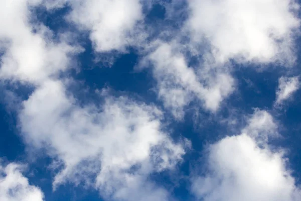 Nubes en el cielo azul como fondo — Foto de Stock