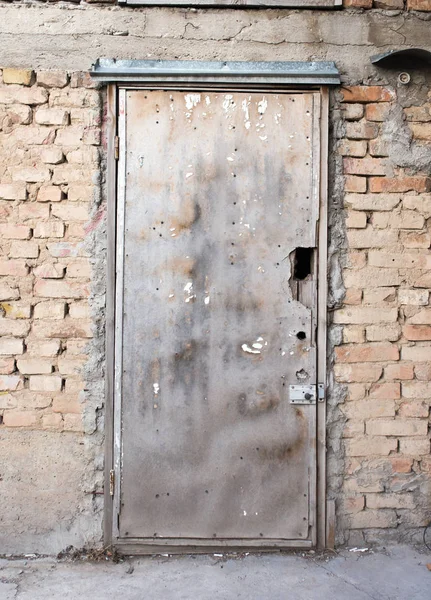 벽돌 벽에 오래 된 문 — 스톡 사진