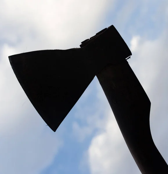 Silhueta machado contra o céu — Fotografia de Stock