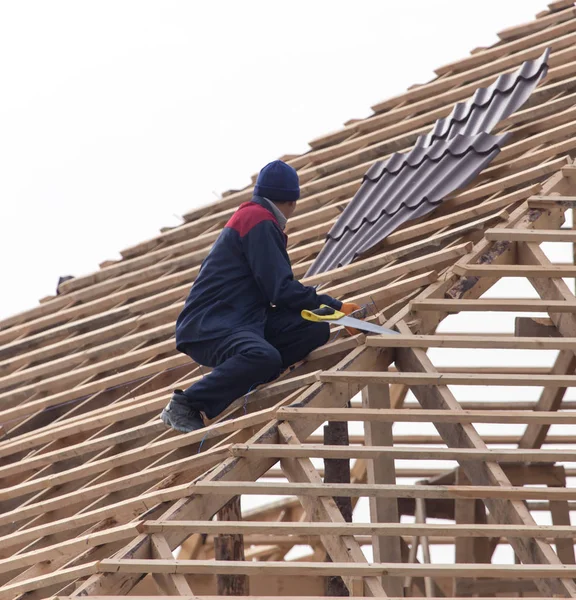 Travailleurs travaillant sur le toit — Photo