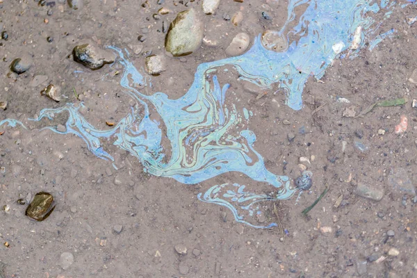 Spuren von Benzin auf dem Wasser — Stockfoto