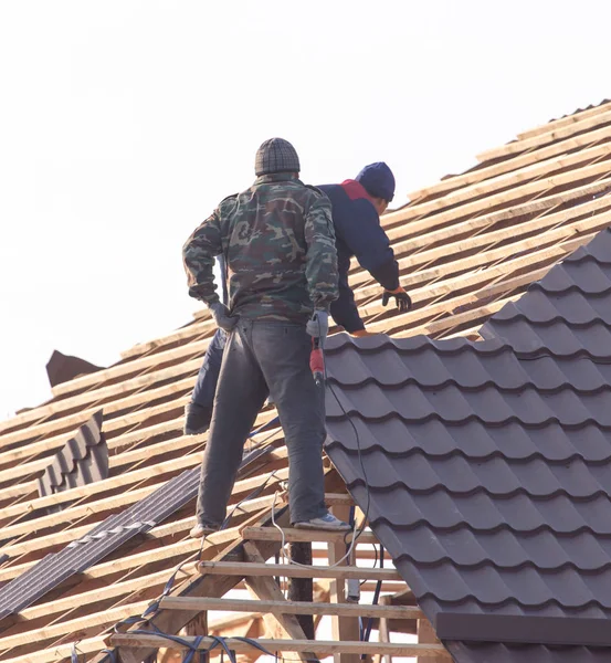 工人在屋顶工作 — 图库照片