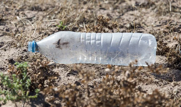 Plastová láhev v přírodě jako smetí — Stock fotografie
