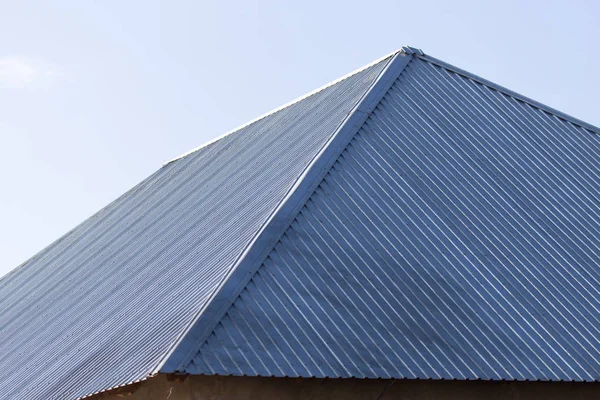 Металлическая крыша дома — стоковое фото