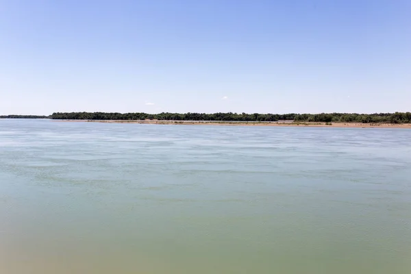 Belle nature sur la rivière Syr Darya. Kazakhstan — Photo