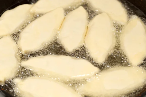 Pasteitjes worden gebakken in een pan — Stockfoto