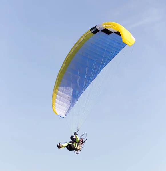 Parachute op een hemelachtergrond — Stockfoto