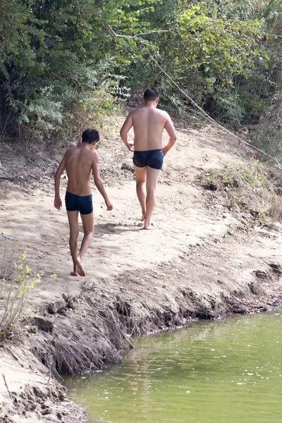 Dwóch mężczyzn na rzece, pływanie — Zdjęcie stockowe