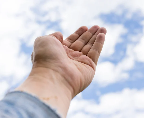 Mão levantada para o céu — Fotografia de Stock