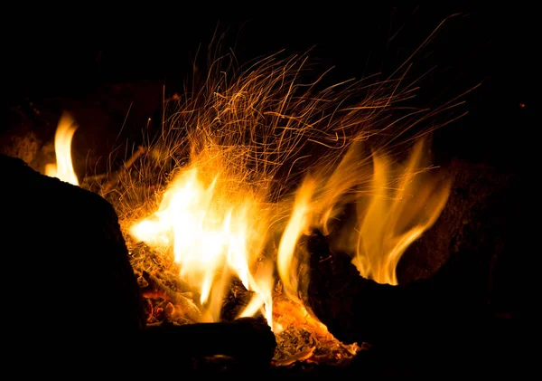 Fuego con chispas sobre un fondo negro — Foto de Stock