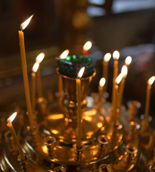 Kerzen brennen in orthodoxer Kirche — Stockfoto