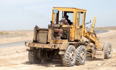 Yol için zemini düzleştirecek traktör