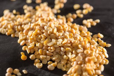 siyah bir zemin üzerine sarı bezelye