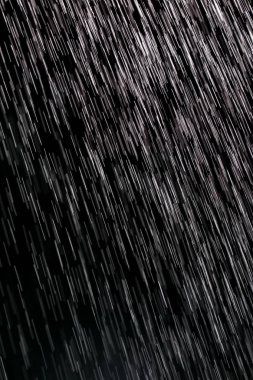 siyah bir arka plan üzerinde yağmur