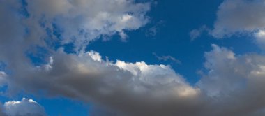 Mavi gökyüzündeki bulutlar