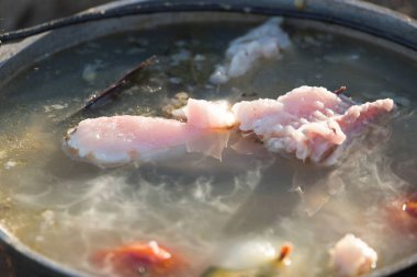 Kazığın doğasında yemek pişirmek.