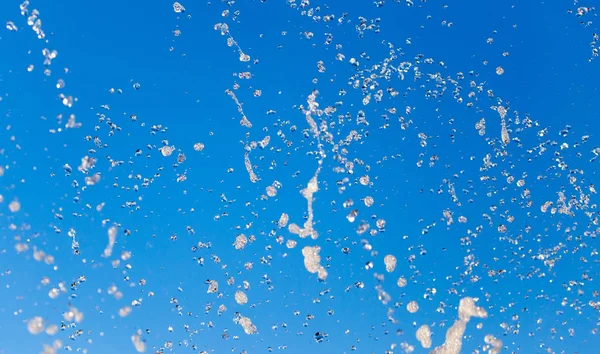 Çeşmeden akan su mavi gökyüzünün arka planında — Stok fotoğraf