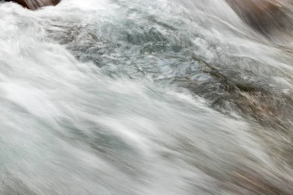 Acqua agitata nelle acque del fiume di montagna come sfondo — Foto Stock