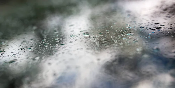 Gouttes après la pluie sur une voiture — Photo